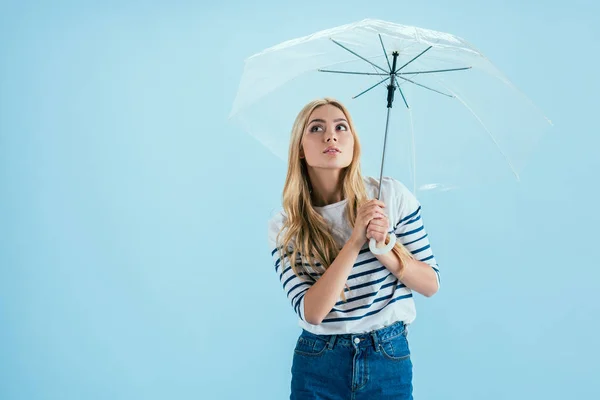 Sensual Joven Posando Bajo Paraguas Sobre Fondo Azul — Foto de Stock