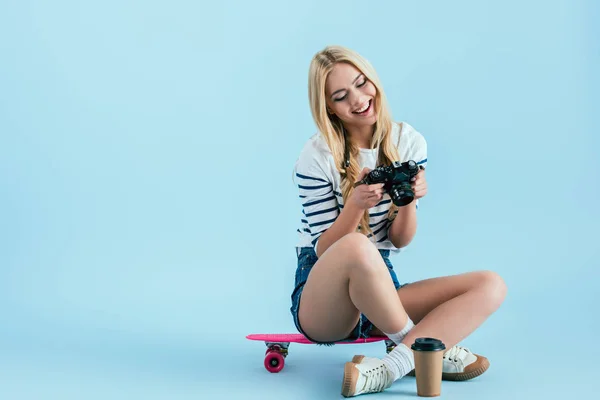 Sonriente Chica Sentada Longboard Rosa Celebración Cámara Fondo Azul — Foto de Stock