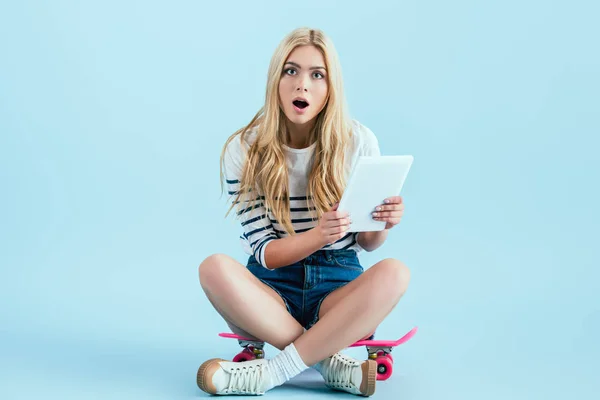 Chockad Tjej Med Digital Tablett Sitter Longboard Blå Bakgrund — Stockfoto