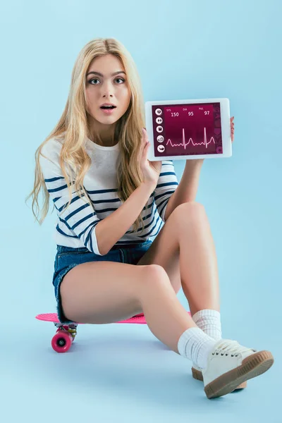 Шокована Дівчина Тримає Цифровий Планшет Фітнес Додатком Екрані Сидить Рожевій — стокове фото