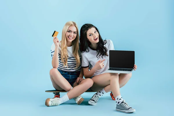Ładne Dziewczyny Siedzą Longboard Karty Kredytowej Laptopa Pustego Ekranu Niebieskim — Zdjęcie stockowe