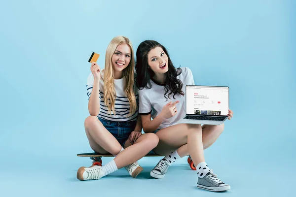 Happy Girls Longboard Holding Laptop Airbnb Website Screen Credit Card — Stock Photo, Image