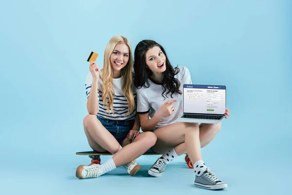 Estudio Chicas Emocionadas Con Tarjeta Crédito Portátil Con Sitio Web — Foto de Stock