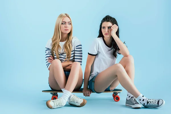 Meninas Entediadas Sentado Longboard Fundo Azul — Fotografia de Stock