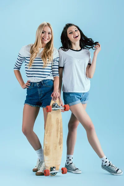 Impresionantes Chicas Posando Con Longboard Madera Sobre Fondo Azul — Foto de Stock