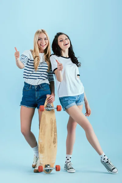 Stylish Girls Wooden Longboard Posing Thumbs Blue Background — Stock Photo, Image