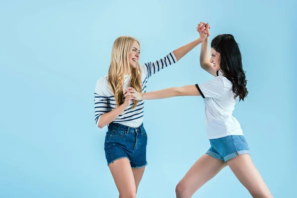 Kot Şort Mavi Arka Plan Üzerinde Mücadele Komik Kızlar — Stok fotoğraf