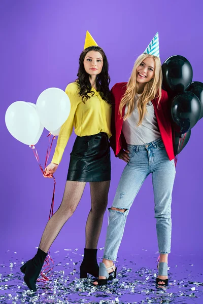 Estudio Chicas Dichosas Sombreros Fiesta Sosteniendo Globos Aire Sobre Fondo — Foto de Stock