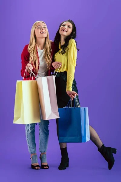 Ragazze Allegre Posa Con Borse Della Spesa Colorate Sfondo Viola — Foto Stock