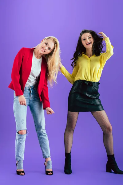 Meninas Bem Vestidas Sorrindo Dançando Fundo Roxo — Fotografia de Stock