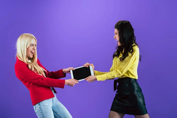 Девушки Кричат Борются Цифровой Планшет Пустым Экраном Фиолетовом Фоне — стоковое фото