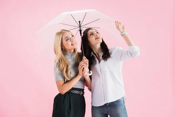 Chicas Sonrientes Con Paraguas Mirando Hacia Arriba Sobre Fondo Rosa — Foto de Stock