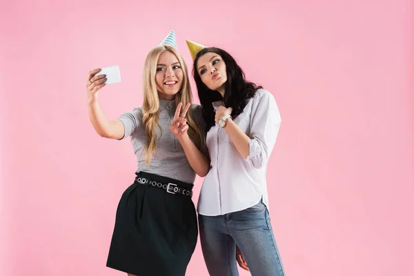 Chicas Felices Sombreros Fiesta Tomando Selfie Con Signo Paz Aislado —  Fotos de Stock