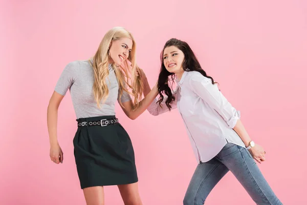 Estúdio Tiro Meninas Zangadas Brigando Isolado Rosa — Fotografia de Stock