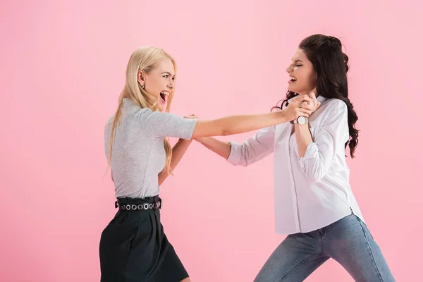 Aggressiva Flickor Skrika Och Slåss Isolerad Rosa — Stockfoto