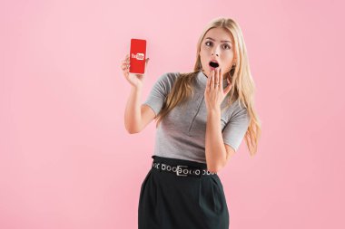 çekici şok kız youtube uygulaması ile akıllı telefon pink izole ekranda gösterilen