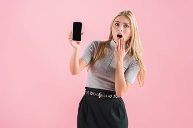 Smartphone pink izole boş ekran ile gösterilen güzel şok kadın