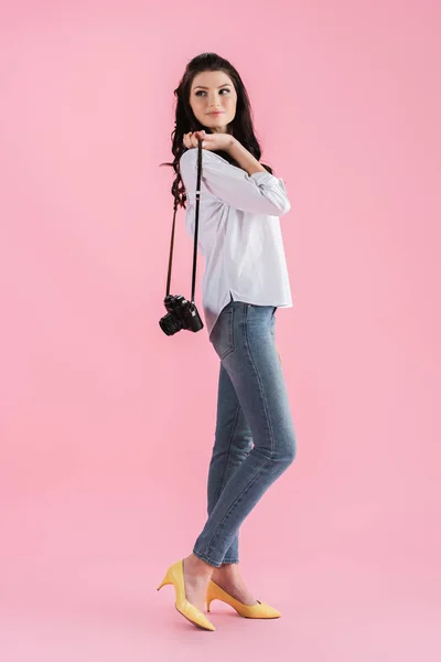 Dreamy Girl Holding Digital Camera Looking Away Pink Background — Stock Photo, Image