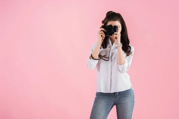 Studio Skott Kvinna Med Digitalkamera Tar Foto Isolerad Rosa — Stockfoto