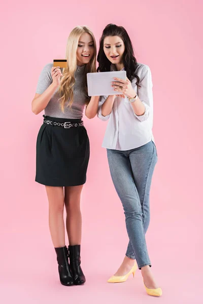 Interested Girls Credit Card Looking Digital Tablet Screen Pink Background — Stock Photo, Image