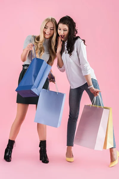 Aufgeregte Mädchen Öffnen Einkaufstüten Auf Rosa Hintergrund — Stockfoto