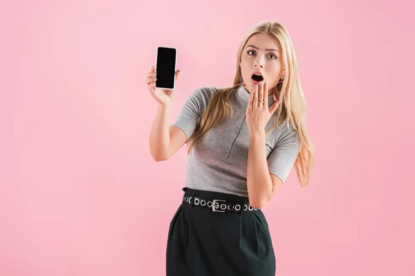 Όμορφη Σοκαρισμένος Γυναίκα Δείχνει Smartphone Κενή Οθόνη Απομονώνονται Ροζ — Φωτογραφία Αρχείου