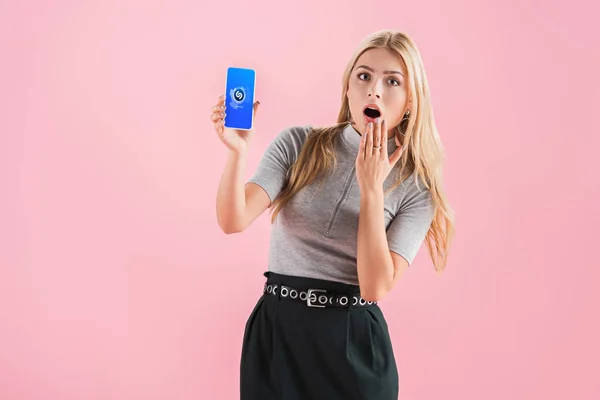 Красивая Шокированная Девушка Показывает Смартфон Shazam Приложение Экране Изолированные Розовый — стоковое фото