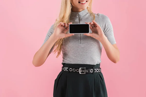 Bijgesneden Oogpunt Tonen Smartphone Met Leeg Scherm Geïsoleerd Roze Vrouw — Stockfoto