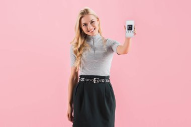ekranında, pink izole Smartphone uber app ile gösterilen neşeli sarışın kız