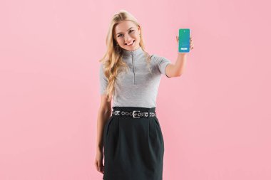 twitter uygulaması ile akıllı telefon pink izole ekranda gösterilen güzel gülümseyen kız