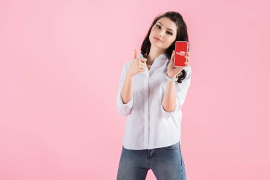 esmer kız yukarı ve youtube uygulaması ile akıllı telefon pink izole ekranda gösterilen 