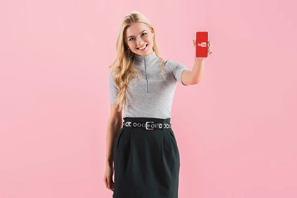 Cheerful Blonde Girl Showing Smartphone Youtube App Screen Isolated Pink — Stock Photo, Image