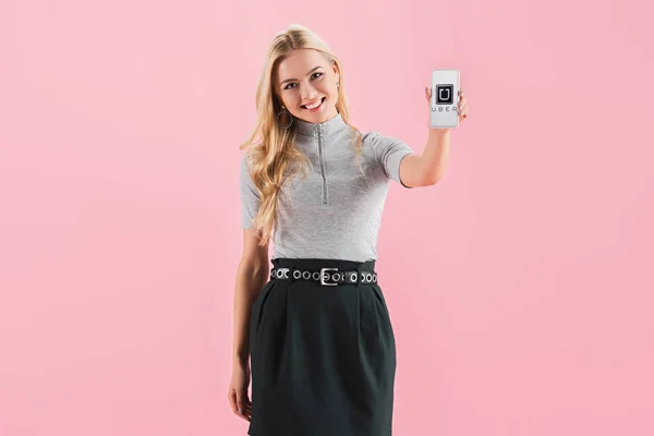 Alegre Chica Rubia Mostrando Teléfono Inteligente Con Aplicación Uber Pantalla — Foto de Stock