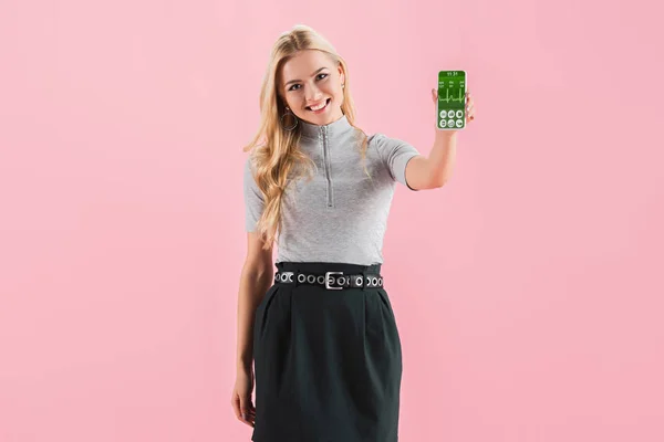 Lächelndes Blondes Mädchen Zeigt Smartphone Mit Gesundheitsdaten Auf Dem Bildschirm — Stockfoto