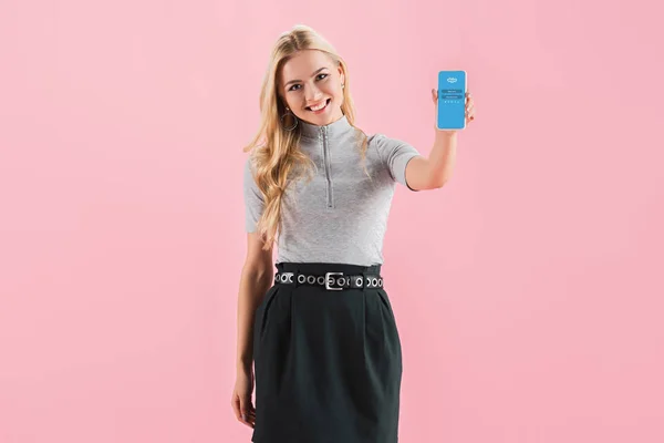 Belle Fille Souriante Montrant Smartphone Avec Application Skype Écran Isolé — Photo