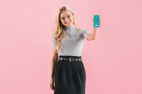 Όμορφη Χαμογελαστό Κορίτσι Δείχνει Smartphone Πειραχτήρι App Στην Οθόνη Απομονώνονται — Φωτογραφία Αρχείου