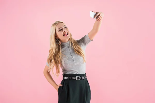 Hermosa Chica Rubia Sacando Lengua Tomando Selfie Teléfono Inteligente Aislado — Foto de Stock