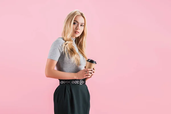 Mooie Jonge Vrouw Met Wegwerp Kopje Koffie Geïsoleerd Roze — Stockfoto