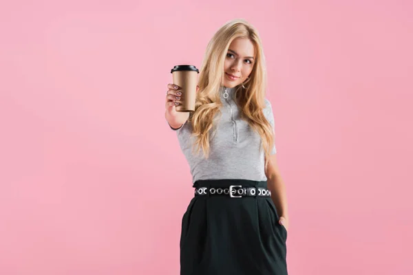 Mooi Blond Meisje Houden Wegwerp Kopje Koffie Geïsoleerd Roze — Stockfoto