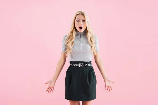 Chockad Blond Kvinna Poserar Isolerade Rosa — Stockfoto