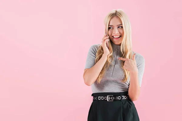 Happy Blonde Girl Pointing Talking Smartphone Isolated Pink — Stock Photo, Image