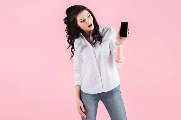 Έκπληκτος Μελαχρινή Κοπέλα Δείχνει Smartphone Κενή Οθόνη Απομονώνονται Ροζ — Φωτογραφία Αρχείου