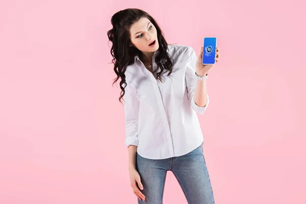 Ekranında Pink Izole Smartphone Shazam App Ile Gösterilen Çekici Sürpriz — Stok fotoğraf