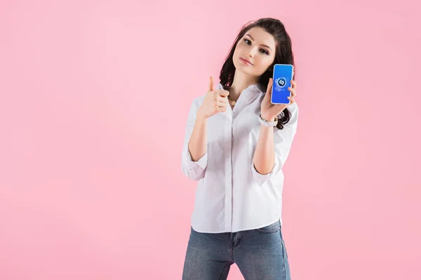 Aantrekkelijke Brunette Meisje Duim Omhoog Smartphone Met Shazam App Tonen — Stockfoto