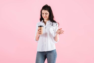 Kağıt bardak kahve, pink izole karışık esmer kız