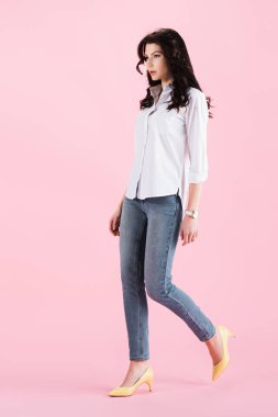 güzel esmer kız casual giyim pink izole, yürüyüş