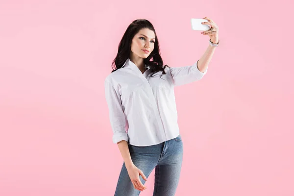 Hermosa Chica Morena Tomando Selfie Teléfono Inteligente Aislado Rosa — Foto de Stock