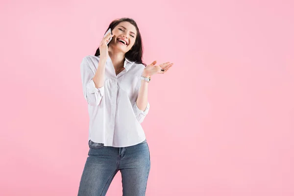 Mooie Brunette Vrouw Lachen Tijdens Het Gesprek Smartphone Geïsoleerd Roze — Stockfoto