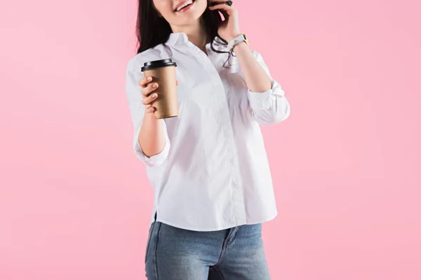 裁剪视图微笑的妇女拿着一杯咖啡 孤立在粉红色 — 图库照片