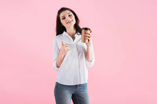 Aantrekkelijke Brunette Meisje Koffie Gaan Houden Opdagen Duim Geïsoleerd Roze — Stockfoto